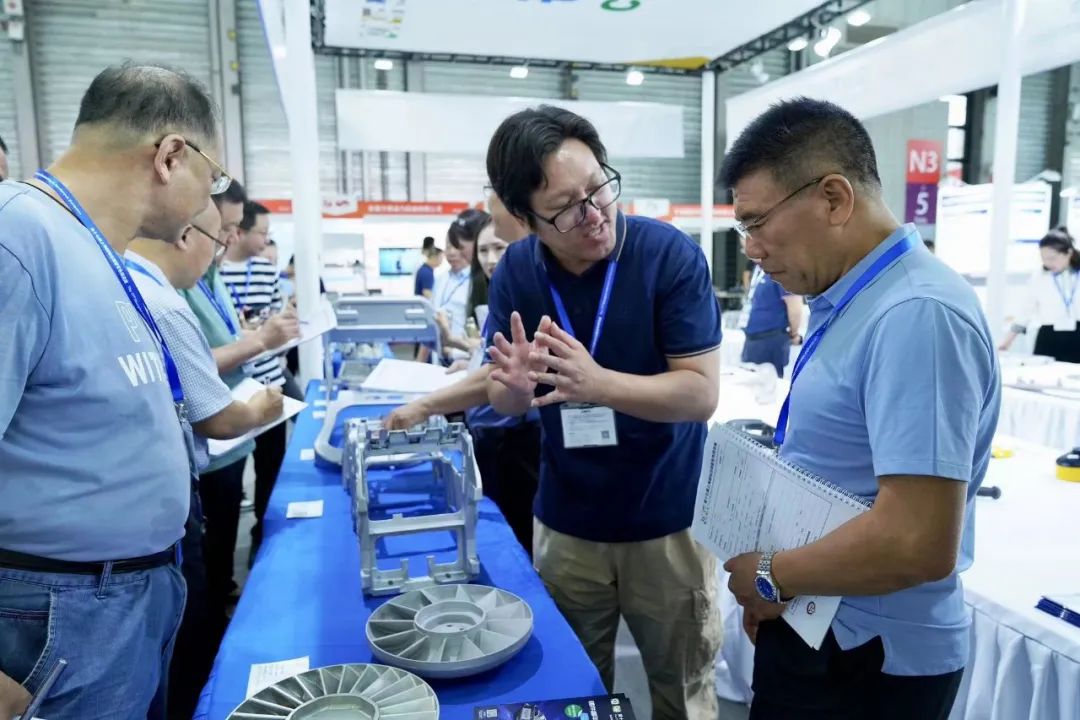 品成金屬技術人員在“鑄件嘉年華”活動現(xiàn)場答疑中