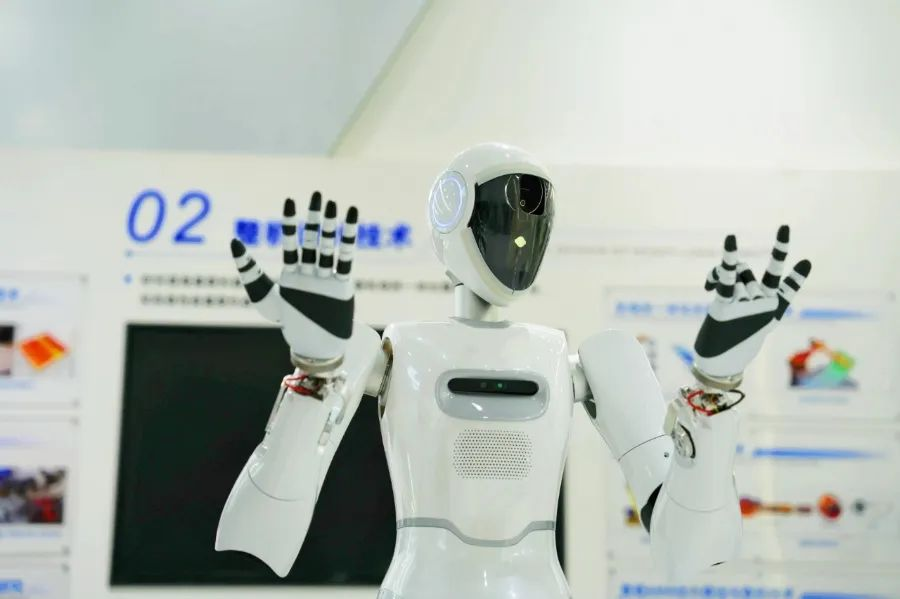 美的人形機(jī)器人樣機(jī)首次亮相